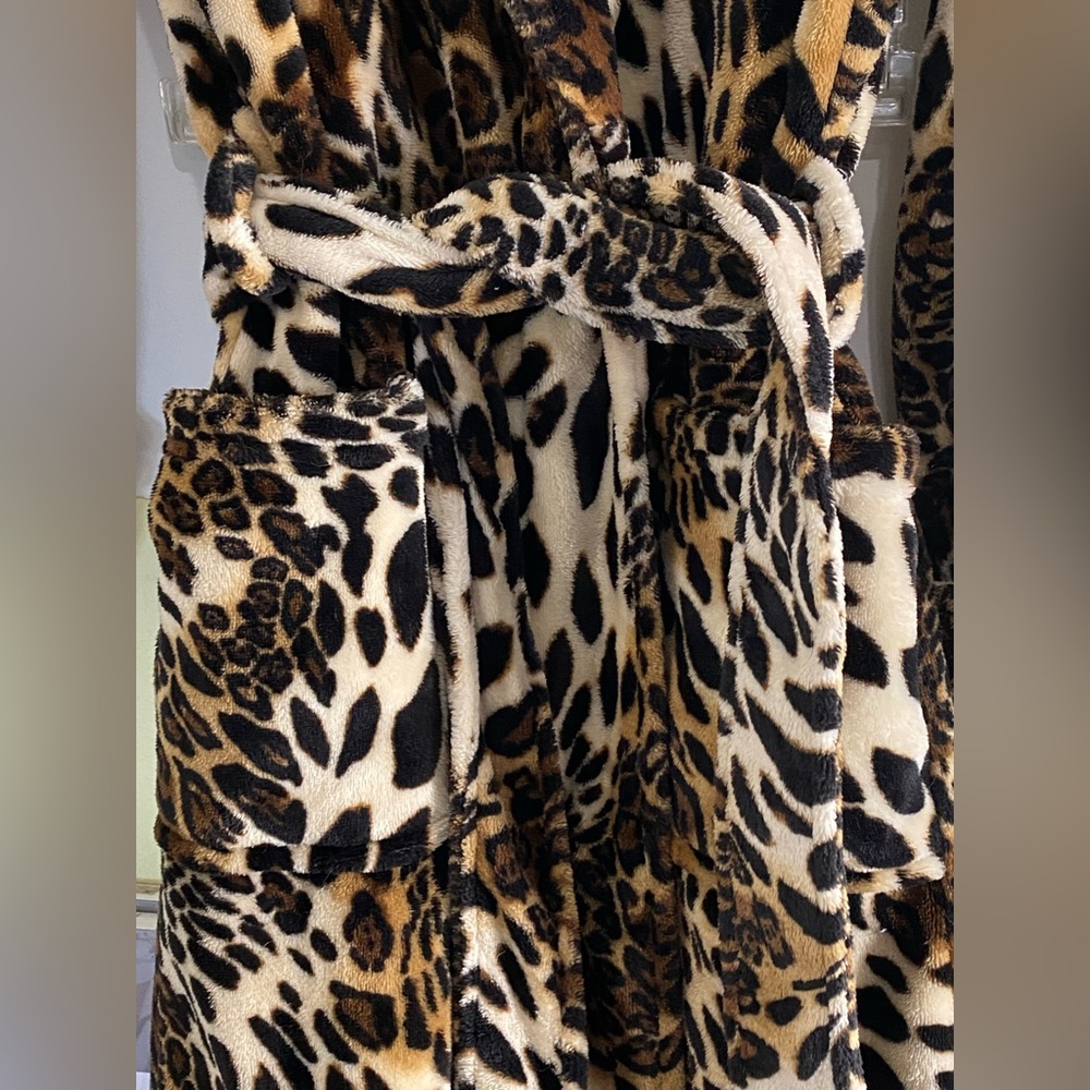 Natori Leopard Print Robe - Picture 6 of 6